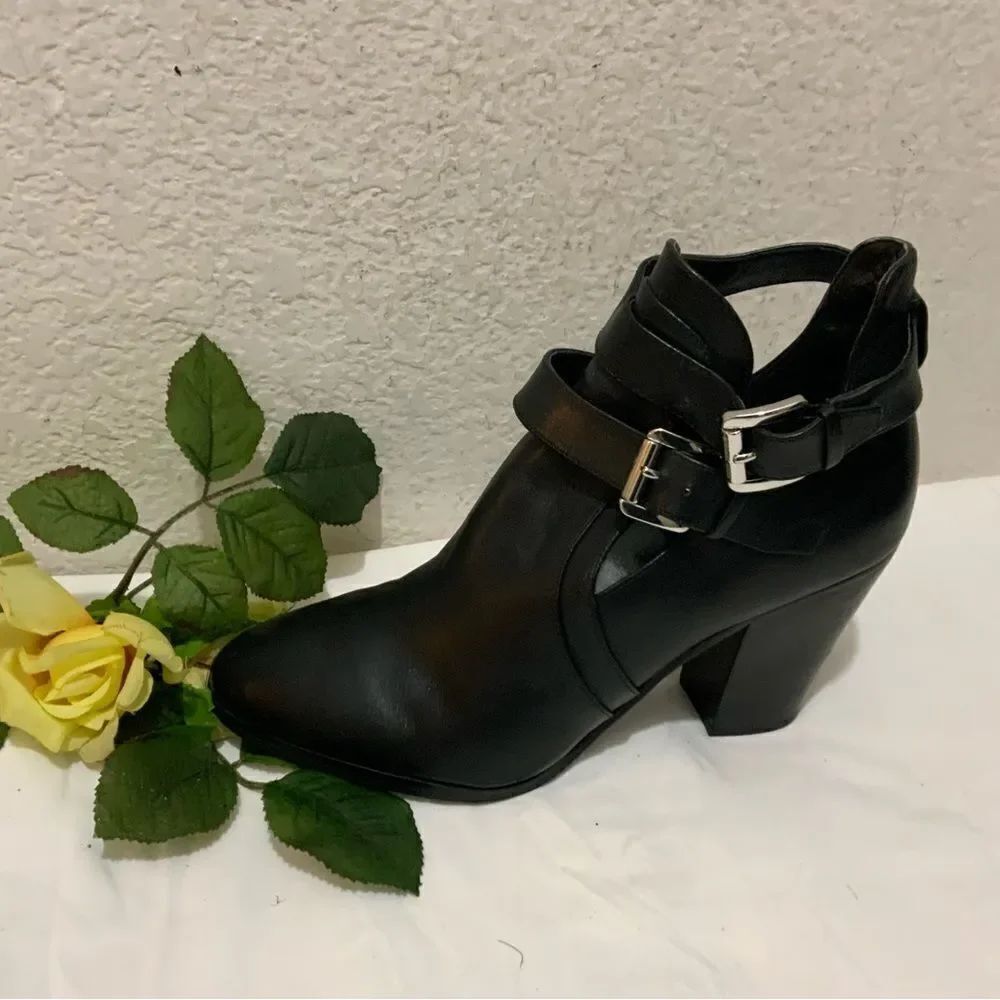 Michael Michael Kors Walden Black leather ankle, buckle boots sz 9.5